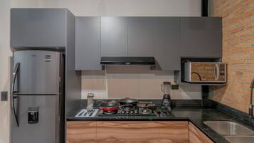Frigorífico, microondas, placa de cocina y cafetera o tetera