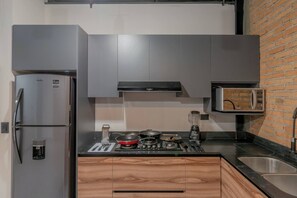 Jääkaappi, mikroaaltouuni, liesi, kahvin-/teenkeitin