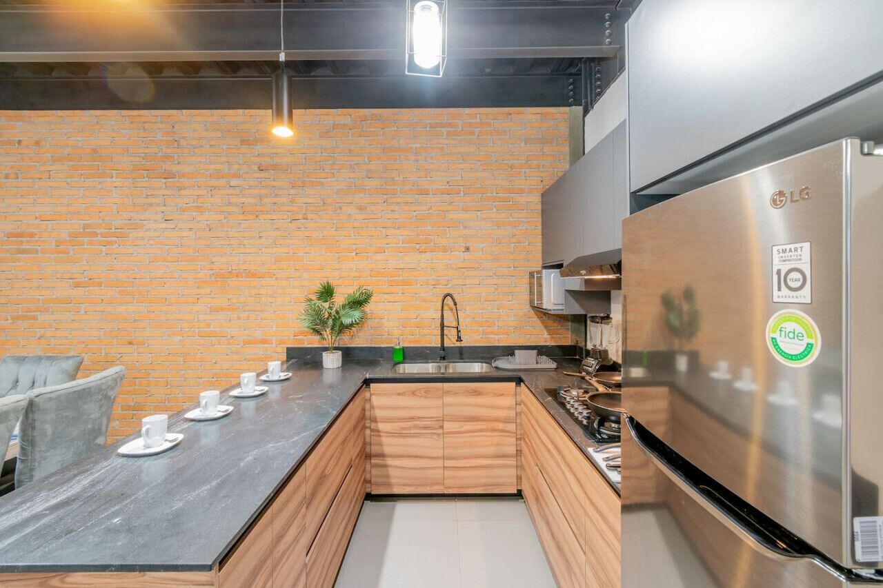 Kühlschrank, Mikrowelle, Herdplatte, Wasserkocher mit Kaffee-/Teezubehör