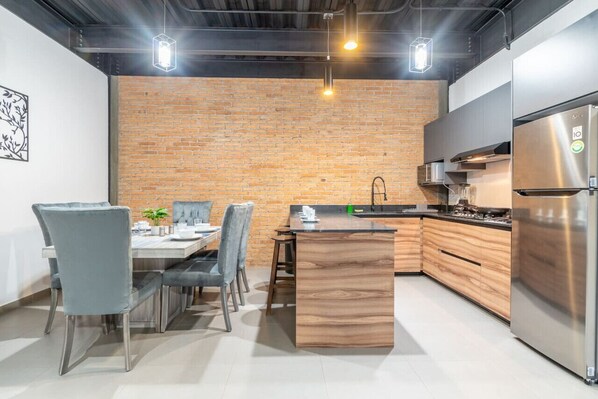 Fridge, microwave, stovetop, coffee/tea maker - Depa Industrial Moderno y lujoso en Excelente ubicacion 2 (Durango)