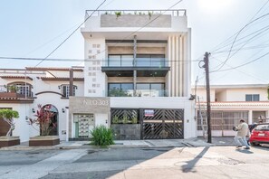 A modern building with a sign reading 'NILO 303' and a gated entrance. - Hermoso Depa Ejecutivo en el Corazon de Mazatlán (Mazatlán)