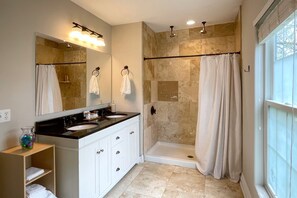 Dutxa, assecador de cabells, bidet i tovalloles