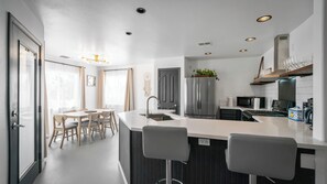 Fridge, microwave, oven, stovetop - A serene 4BR 2BA sanctuary with desert tranquility, minutes from Joshua Tree ! (Yucca Valley)