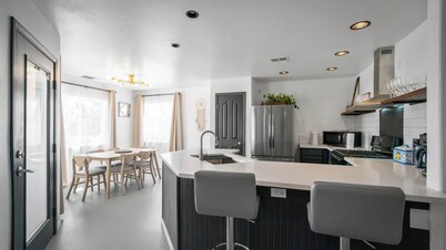 A serene 4BR 2BA sanctuary with desert tranquility, minutes from Joshua Tree !