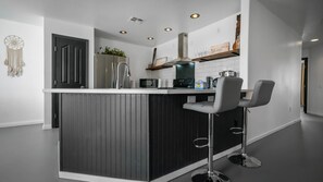 Fridge, microwave, oven, stovetop - A serene 4BR 2BA sanctuary with desert tranquility, minutes from Joshua Tree ! (Yucca Valley)