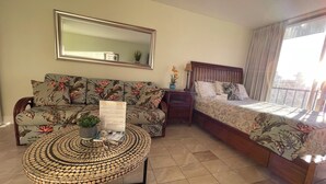 A bedroom with a bed, a sofa, a round coffee table, a nightstand, a mirror, and a window with curtains. - 🤩Great location🤩 8 guests~same floor (6)~ ✅ 2 studios ✅ free parking (Honolulu)