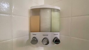 Secador de cabelo, bidê, toalhas de banho