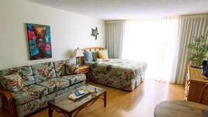 A living room with a sofa, a bed, a wooden coffee table, and a dining table. - 🤩Great location🤩 8 guests~same floor (6)~ ✅ 2 studios ✅ free parking (Honolulu)