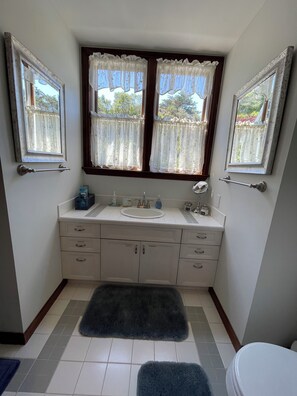Shower, hair dryer, towels, soap - Beach Hideaway close to San Francisco and the Airport (Pacifica)