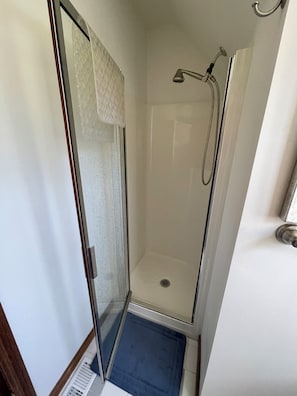 Shower, hair dryer, towels, soap - Beach Hideaway close to San Francisco and the Airport (Pacifica)