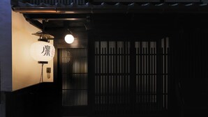 En traditionell japansk entré med en lykta och en skjutdörr.