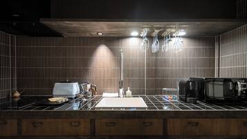 Design villa, niet-roken | Privékitchenette | Een mini-koelkast, een magnetron, een kookplaat, een waterkoker