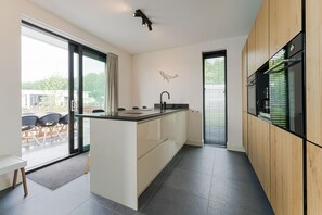 Een koelkast, een magnetron, een kookplaat, een vaatwasser