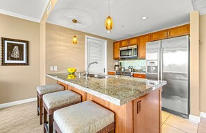 冷蔵庫、電子レンジ、オーブン、コンロ