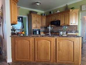 Microondas, horno, placa de cocina y lavavajillas