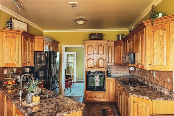 Mikrobølgeovn, ovn, kokeplater og oppvaskmaskin