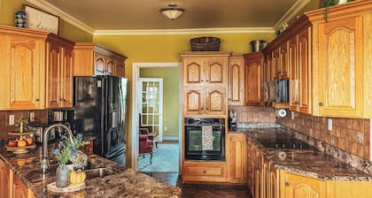 Ocean-View Inn in Gros Morne | Sleeps 12 | 5 Ensuite Rooms + Full Kitchen