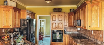 Ocean-View Inn in Gros Morne | Sleeps 12 | 5 Ensuite Rooms + Full Kitchen