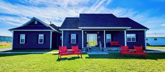 Ocean-View Inn in Gros Morne | Sleeps 12 | 5 Ensuite Rooms + Full Kitchen