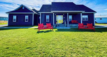 Ocean-View Inn in Gros Morne | Sleeps 12 | 5 Ensuite Rooms + Full Kitchen