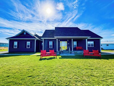 Ocean-View Inn in Gros Morne | Sleeps 12 | 5 Ensuite Rooms + Full Kitchen