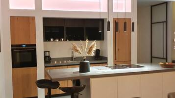 Een koelkast, een magnetron, een kookplaat, een vaatwasser