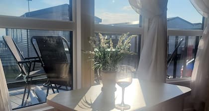 Beachside Holiday Retreat - Sleeps 6 & Parking
