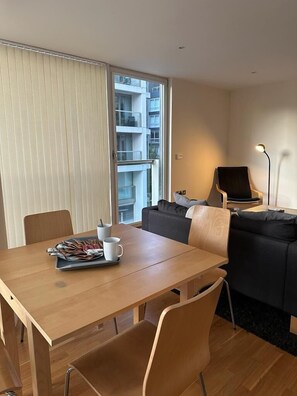 Dining - Charming 1-Bed Apartment in London (London)