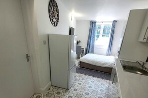 Iron/ironing board, WiFi, bed sheets - Studio - Sleeps 2 with free parking (Ruislip)