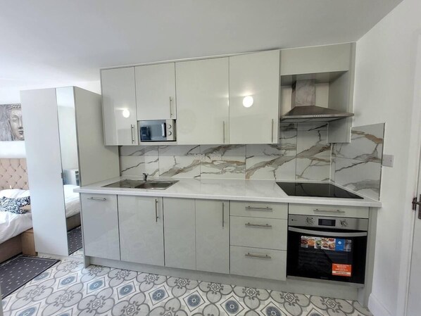 Réfrigérateur, micro-ondes, four, plaque de cuisson