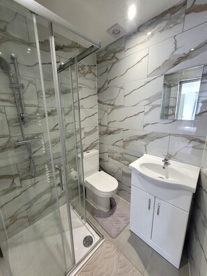 Shower, hair dryer, towels - Tranquil Studio Retreat with free parking (Ruislip)