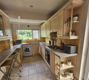 Geladeira, micro-ondas, fogão, cooktop