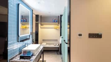 Habitación estándar con 1 cama matrimonial o 2 individuales | Cortinas blackout, tabla de planchar con plancha y wifi gratis