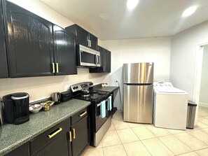 Microondas, horno, parrilla de estufa y lavavajillas 