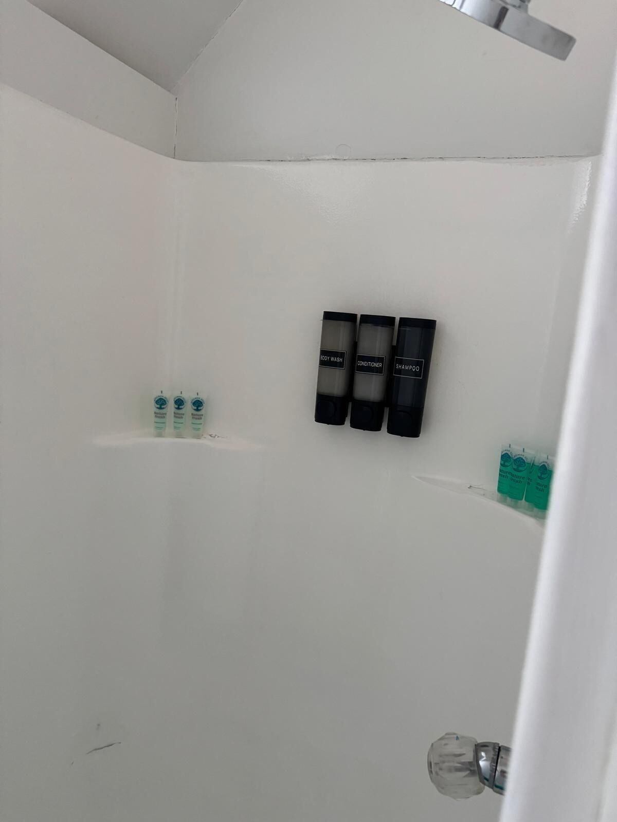 Douche, sèche-cheveux, serviettes fournies, savon