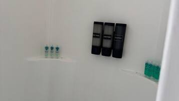 Douche, sèche-cheveux, serviettes fournies, savon