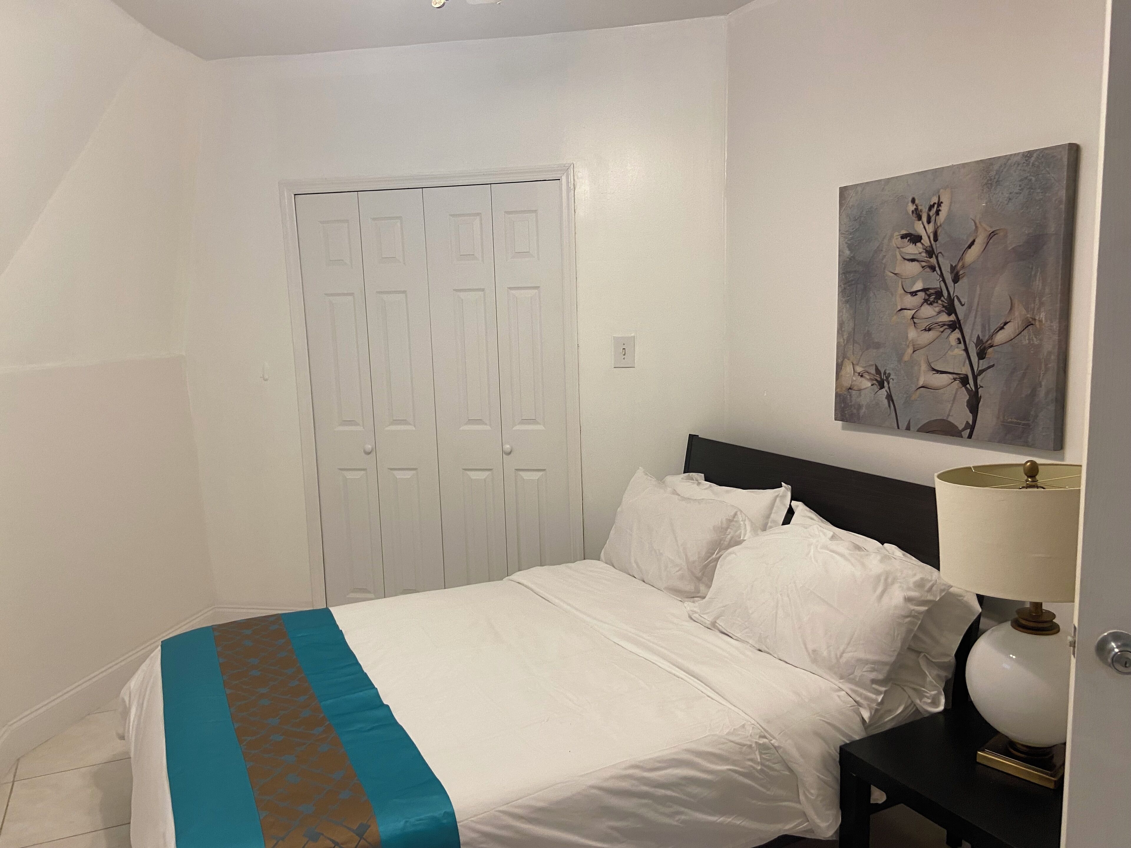 4 slaapkamers, een strijkplank/strijkijzer, gratis wifi, beddengoed