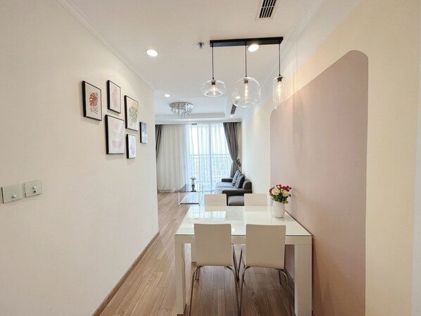 Appartement Deluxe, vue ville | Mini-bar avec articles gratuits, coffres-forts dans les chambres, bureau