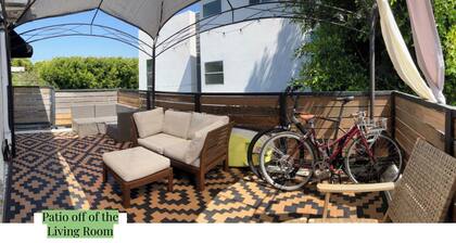 ADU with Private Treehouse Vibe! 2br, 1 bath top level of 2-floor ADU.