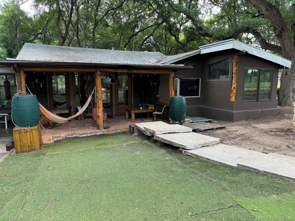 Terrace/patio - Log cabin style home 3 miles from downtown Austin (Austin)
