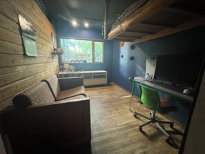 Living area - Log cabin style home 3 miles from downtown Austin (Austin)