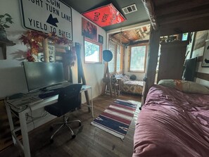 4 bedrooms, iron/ironing board, WiFi, bed sheets - Log cabin style home 3 miles from downtown Austin (Austin)