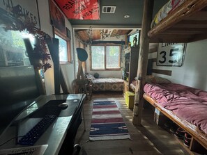 4 bedrooms, iron/ironing board, WiFi, bed sheets - Log cabin style home 3 miles from downtown Austin (Austin)