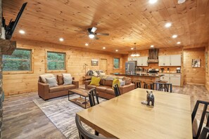 スマートテレビ、暖炉、卓球台