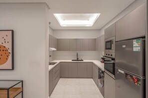 Kjøleskap, mikrobølgeovn, ovn og kokeplater