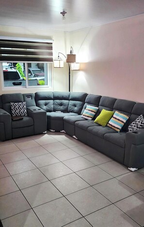 Smart TV, DVD player, books, music library - Brand new house great location. (San Salvador)