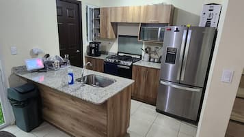 Cafetera y tetera, refrigerador, microondas y horno