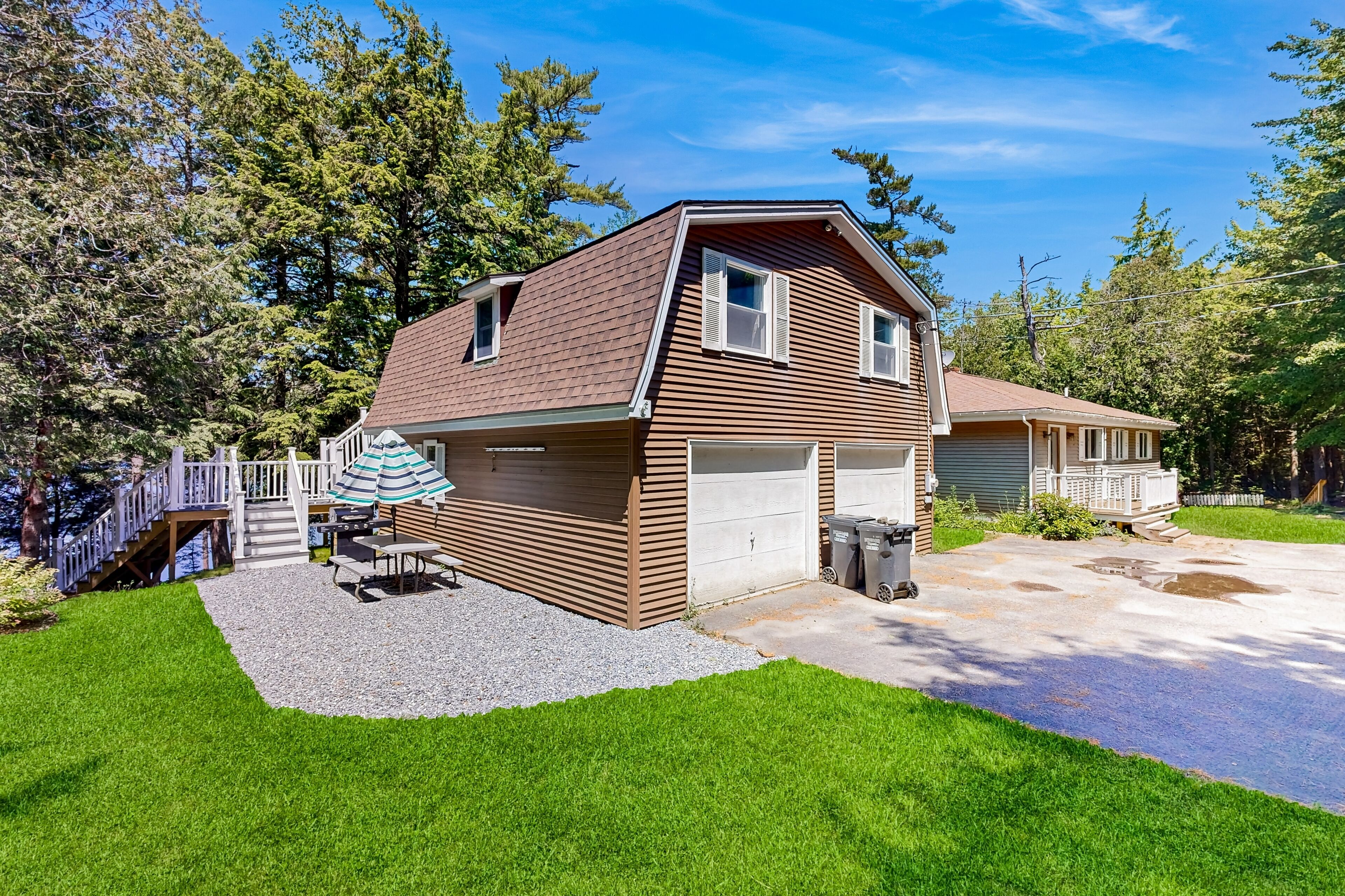 Charming Lakefront Apartment with Deck and  BBQ Grill