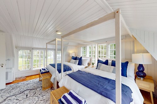 Newly furnished-Enjoy sun drenched days w/ gentle breezes & fragrant salt air