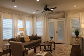 Smart TV, DVD player, books - Cozy Retreat in Greater Heights (Houston)